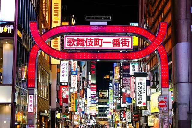 東京都新宿区、夜の歌舞伎町一番街